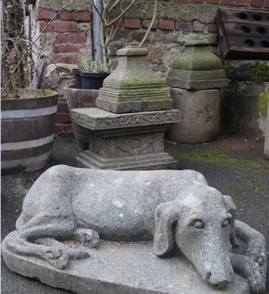 Product image 1 of the product “Hunting dog, lying on pedestal, approx. 80cm long ”